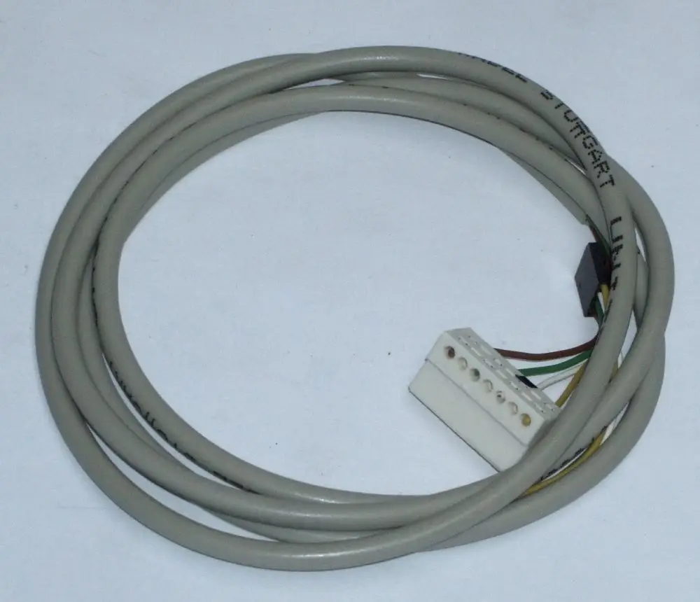 Daikin-Kabel mit weißem Stecker und mehreren Drähten in einer grauen Ummantelung, geeignet für den Anschluss eines Durchflusssensors.